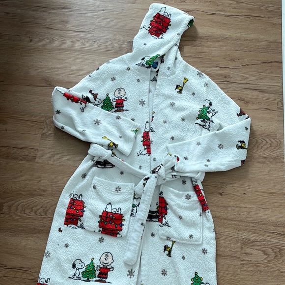Berkshire Intimates & Sleepwear Berkshire Blanket Peanuts Robe